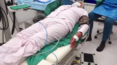 Yetenekli cerrah ve tıbbi ekibi yaşlı bir hastaya hassas bir göz ameliyatı yaparak en son tıbbi teknoloji ve ileri teknoloji ile görme yetisini geri kazandırıyor. Modern göz ameliyatı konsepti.