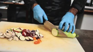 Lokanta mutfağında çalışan profesyonel şefin ellerini yakın plan çek. O, balık ve deniz ürünleriyle sağlıklı lezzetli yemekler hazırlar..
