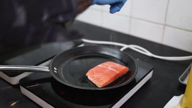 Lokanta mutfağında çalışan profesyonel şefin ellerini yakın plan çek. O, balık ve deniz ürünleriyle sağlıklı lezzetli yemekler hazırlar..