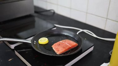 Lokanta mutfağında çalışan profesyonel şefin ellerini yakın plan çek. O, balık ve deniz ürünleriyle sağlıklı lezzetli yemekler hazırlar..