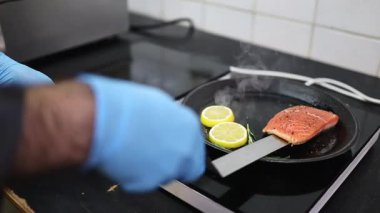 Lokanta mutfağında çalışan profesyonel şefin ellerini yakın plan çek. O, balık ve deniz ürünleriyle sağlıklı lezzetli yemekler hazırlar..