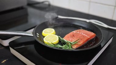 Lokanta mutfağında çalışan profesyonel şefin ellerini yakın plan çek. O, balık ve deniz ürünleriyle sağlıklı lezzetli yemekler hazırlar..