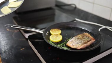 Lokanta mutfağında çalışan profesyonel şefin ellerini yakın plan çek. O, balık ve deniz ürünleriyle sağlıklı lezzetli yemekler hazırlar..