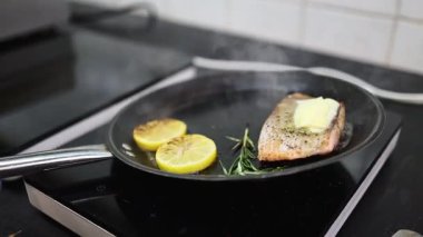 Lokanta mutfağında çalışan profesyonel şefin ellerini yakın plan çek. O, balık ve deniz ürünleriyle sağlıklı lezzetli yemekler hazırlar..