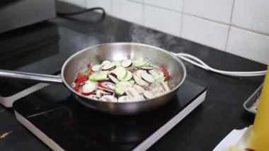 Lokanta mutfağında çalışan profesyonel şefin ellerini yakın plan çek. O, balık ve deniz ürünleriyle sağlıklı lezzetli yemekler hazırlar..