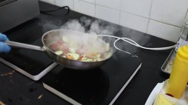 Lokanta mutfağında çalışan profesyonel şefin ellerini yakın plan çek. O, balık ve deniz ürünleriyle sağlıklı lezzetli yemekler hazırlar..