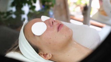 Genç bir kadın termal ozon yüz buharı ile güzellik tedavisi görüyor. Profesyonel kozmetoloji salonu veya güzellik merkezi prosedürü.