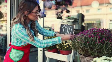 Çiçekçi olarak çalışan genç ve güzel bir kadın. Küçük işletme kavramı.
