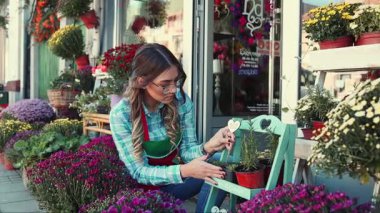 Çiçekçi olarak çalışan genç ve güzel bir kadın. Küçük işletme kavramı.