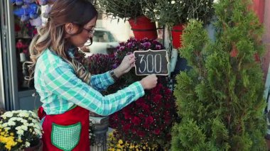 Çiçekçi olarak çalışan genç ve güzel bir kadın. Küçük işletme kavramı.