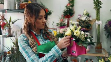 Çiçekçi olarak çalışan genç ve güzel bir kadın. Küçük işletme kavramı.