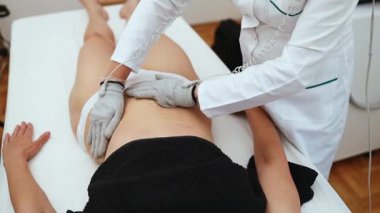 Yüz ve vücut elektrot uyarıcısı için iletken eldivenlerle mikro duyusal BIO EMS mikro akım tedavisi. Kırışıklık önleyici ve yaşlanma önleyici. Seçici odak. 