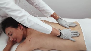 Yüz ve vücut elektrot uyarıcısı için iletken eldivenlerle mikro duyusal BIO EMS mikro akım tedavisi. Kırışıklık önleyici ve yaşlanma önleyici. Seçici odak. 