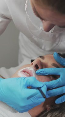 Profesyonel kalıcı makyaj prosedürü. Modern güzellik salonunda dövmeli dudak makyajı.