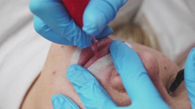 Profesyonel kalıcı makyaj prosedürü. Modern güzellik salonunda dövmeli dudak makyaj tedavisi. Yakın çekim..