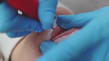 Profesyonel kalıcı makyaj prosedürü. Modern güzellik salonunda dövmeli dudak makyaj tedavisi. Yakın çekim..