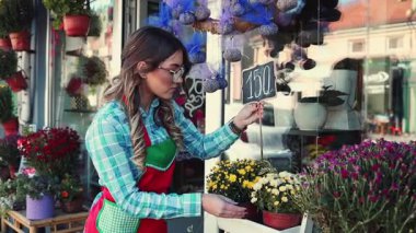Çiçekçi olarak çalışan genç ve güzel bir kadın. Küçük işletme kavramı.