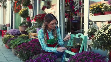 Çiçekçi olarak çalışan genç ve güzel bir kadın. Küçük işletme kavramı.