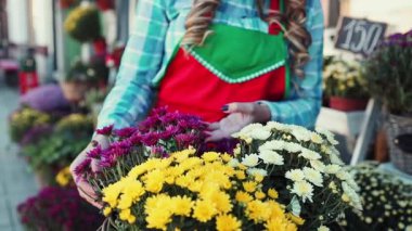Çiçekçi olarak çalışan genç ve güzel bir kadın. Küçük işletme kavramı.