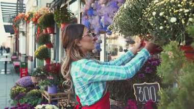 Çiçekçi olarak çalışan genç ve güzel bir kadın. Küçük işletme kavramı.