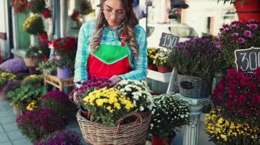 Çiçekçi olarak çalışan genç ve güzel bir kadın. Küçük işletme kavramı.
