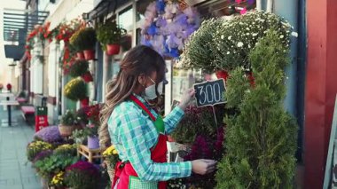Çiçekçi olarak çalışan genç ve güzel bir kadın. Küçük işletme kavramı.