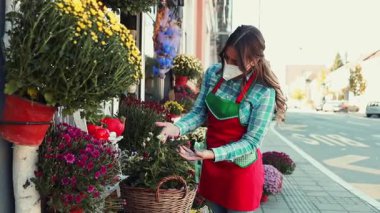 Çiçekçi olarak çalışan genç ve güzel bir kadın. Küçük işletme kavramı.
