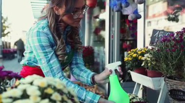 Çiçekçi olarak çalışan genç ve güzel bir kadın. Küçük işletme kavramı.