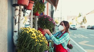 Çiçekçi olarak çalışan genç ve güzel bir kadın. Küçük işletme kavramı.