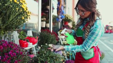 Çiçekçi olarak çalışan genç ve güzel bir kadın. Küçük işletme kavramı.