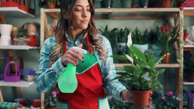 Çiçekçi olarak çalışan genç ve güzel bir kadın. Küçük işletme kavramı.