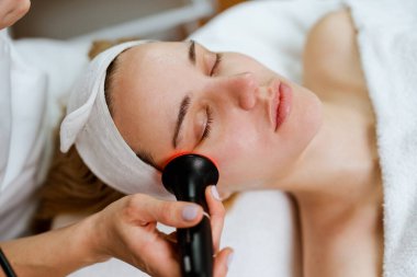 İğne olmadan modern ultrasonik yüz mezoterapisi. Güzellik ve kozmetik tedavisi.