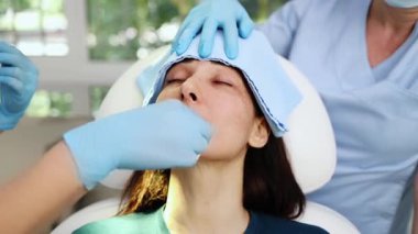 Güzel esmer kadın hasta botulinyum toksin iğneleri ya da hyaluronik asit doldurucu ile tıbbi ve güzellik tedavisine hazırlanıyor..