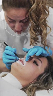 Profesyonel kalıcı makyaj prosedürü. Modern güzellik salonunda dövmeli dudak makyajı.