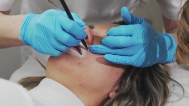 Profesyonel kalıcı makyaj prosedürü. Modern güzellik salonunda dövmeli dudak makyajı.