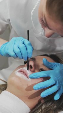 Profesyonel kalıcı makyaj prosedürü. Modern güzellik salonunda dövmeli dudak makyajı.