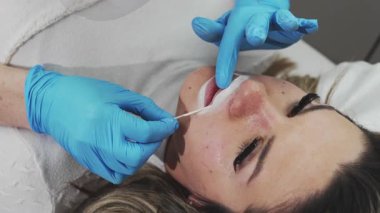 Profesyonel kalıcı makyaj prosedürü. Modern güzellik salonunda dövmeli dudak makyajı.