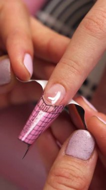 Güzellik uzmanı kadın hasta yüzüne nazikçe nemlendirici krem sürerek profesyonel spa ortamında rahatlatıcı ve canlandırıcı cilt bakımı sağlar.