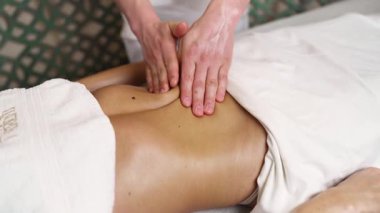 Lüks Türk kaplıcalarında masaj oturumunu gevşetip, sağlık ve vücut bakımını destekleyen profesyonel bir masör.