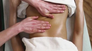 Lüks Türk kaplıcalarında masaj oturumunu gevşetip, sağlık ve vücut bakımını destekleyen profesyonel bir masör.