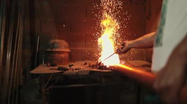 Bakır imalatı için geleneksel bakır fabrikası atölyesi. Bu el yapımı çaydanlık geleneksel alkol konyağı yapmak için kullanılacak. Küçük geleneksel iş konsepti.