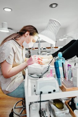 Profesyonel ayak hastalıkları uzmanı ya da ayak hastalıkları uzmanı. Ayak ve ayak tırnakları güzellik ve hijyenik tedaviler. 