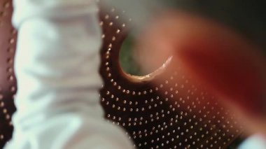 Bakır imalatı için geleneksel bakır fabrikası atölyesi. Bu el yapımı çaydanlık geleneksel alkol konyağı yapmak için kullanılacak. Küçük geleneksel iş konsepti.