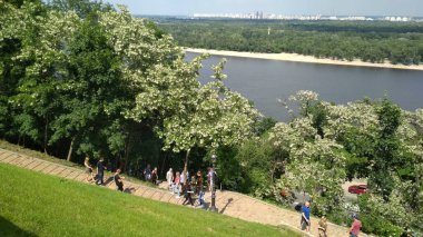 Şehirdeki nehrin güzel parkı