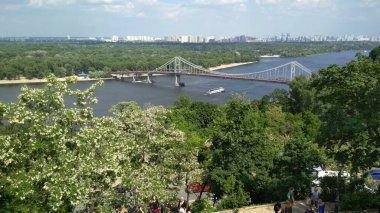 Nehir ve köprüsü olan güzel bir bahar manzarası