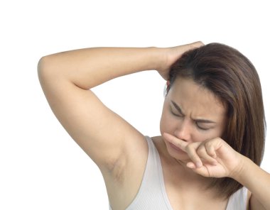 Cilt bakımı ve güzellik konsepti için beyaz arka planda siyah koltuk altı sorunu, seçici odaklanma