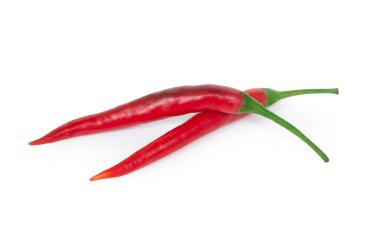 Beyaz arka planda yakın plan kırmızı biber, ham gıda içeriği konsepti