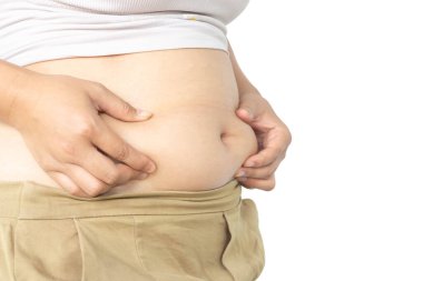 Karın yüzeyine yakın el ele tutuşan şişman kadın, sağlıklı bakım ve güzellik konsepti