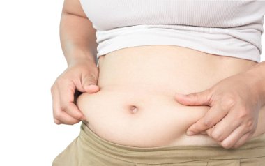 Karın yüzeyine yakın el ele tutuşan şişman kadın, sağlıklı bakım ve güzellik konsepti