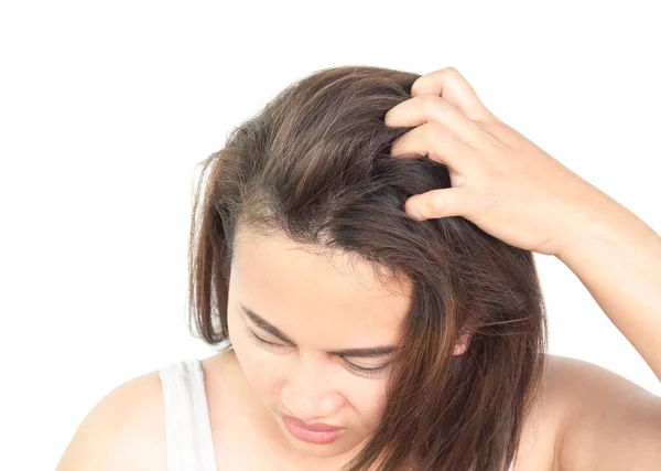閉じ女性の手かゆく頭皮 健康管理シャンプーと美容製品のコンセプトヘアケアコンセプト — ストック写真